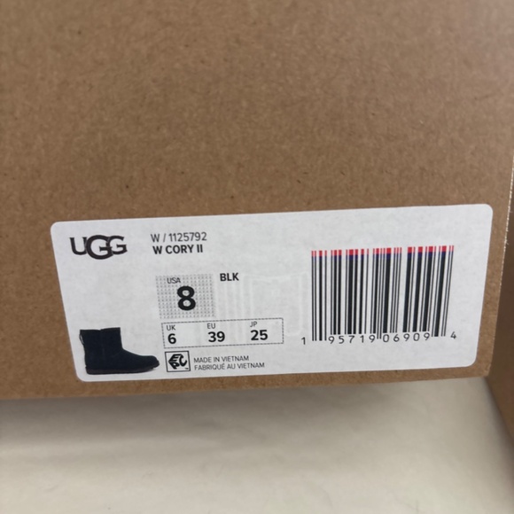 Ugg - Picture 2 of 3